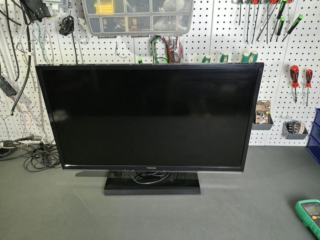 Телевизор Toshiba 32RL933 до ремонта ремонт тошиба 32rl933 внешний вид телевизора до начала работ