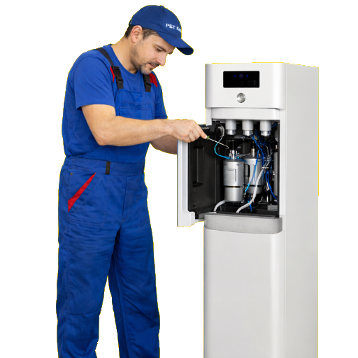 мастер ремонтирует пурифайер